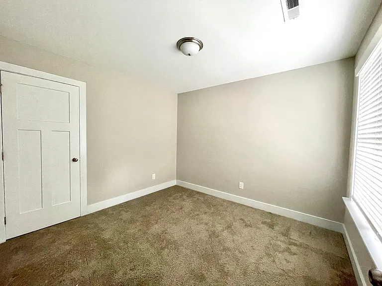 411 Barbour St — Photo 6