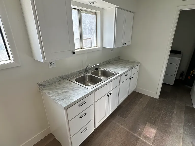 723 W 19th St #4 — Photo 3
