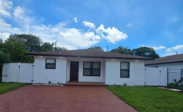 320 Sterling Ave — Photo 2