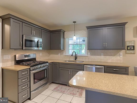 2nd image of 15 Oak Knoll Cir