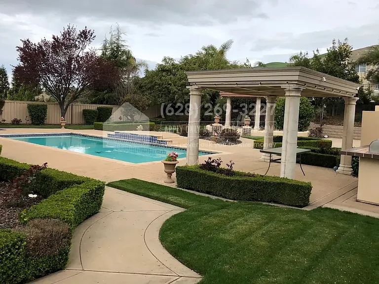 48905 Crestview Cmn — Photo 1