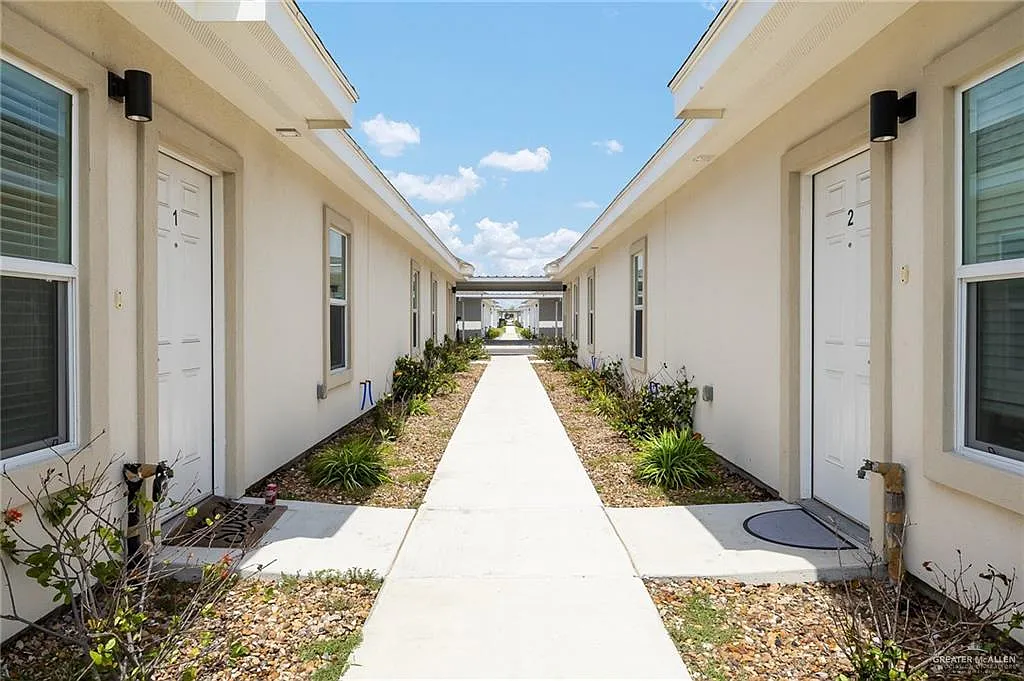 2 bed, 2.0 bath, 1026 sqft, $1,050 — Photo 2