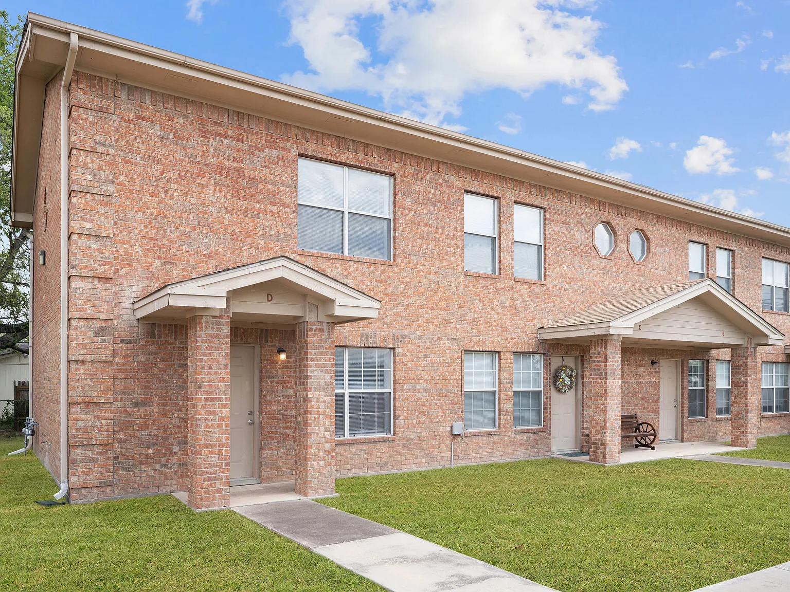 2 bed, 1.5 bath, 1000 sqft, $1,325 — Photo 2