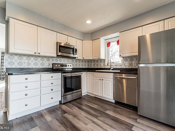 3rd image of 7104 Renwick Ct