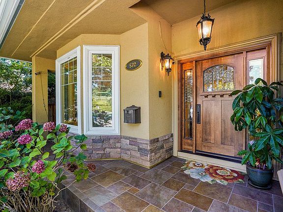 4th image of 572 Patricia Ln