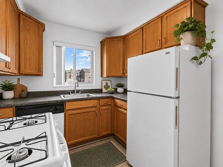 Oak Park Manor Apartments & Townhomes — Photo 24
