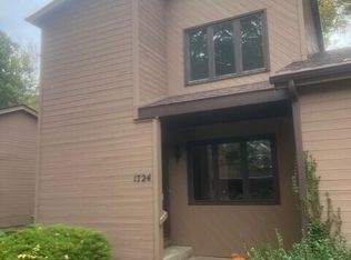 1724 Earthstone Dr, Valparaiso, IN 46383