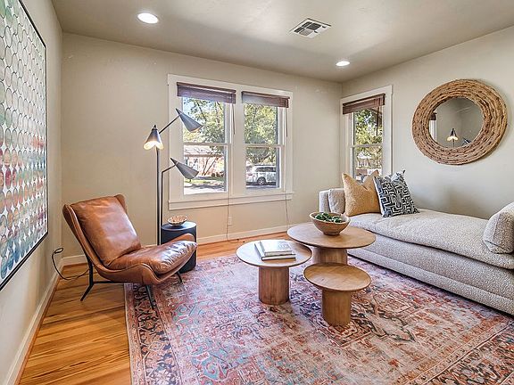 4th image of 811 N Llano St