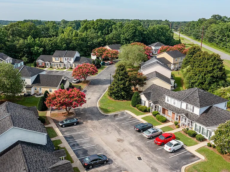 Sterling Pointe Apartments — Photo 9
