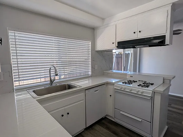 17031 Pinehurst Ln — Photo 21