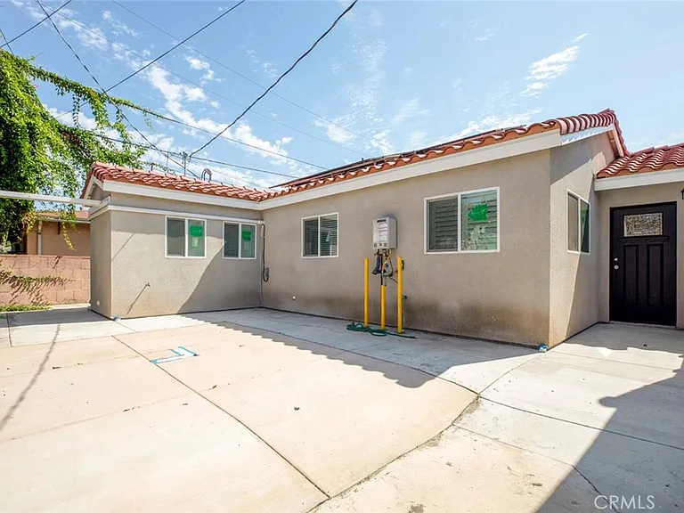 1307 E Acacia — Photo 2