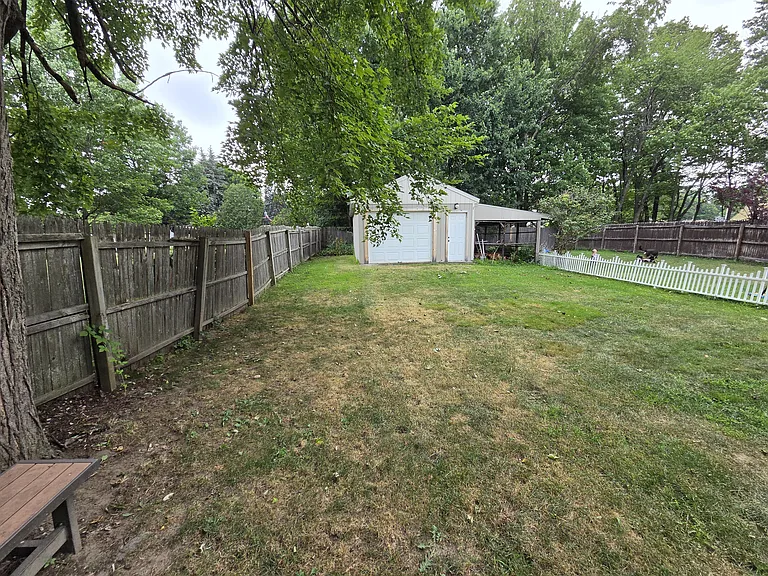 152 Cottage Grv #B — Photo 32