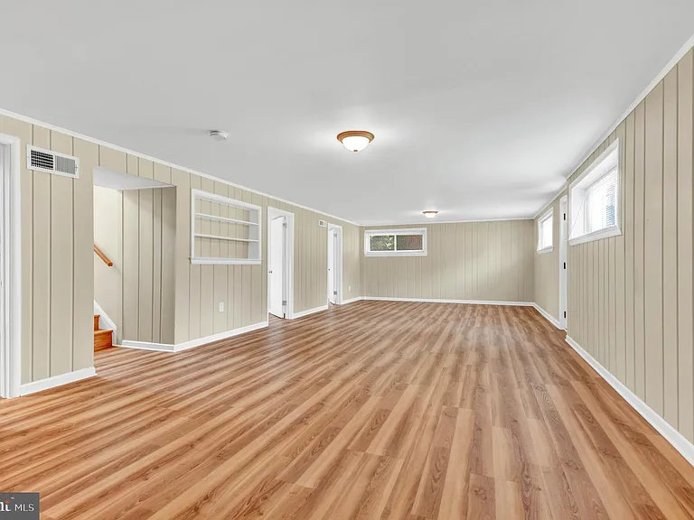 10228 Farnham Dr — Photo 24