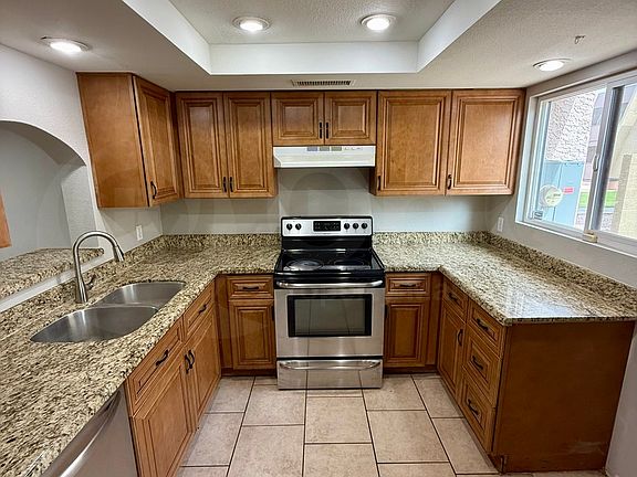 5th image of 637 W 13th St