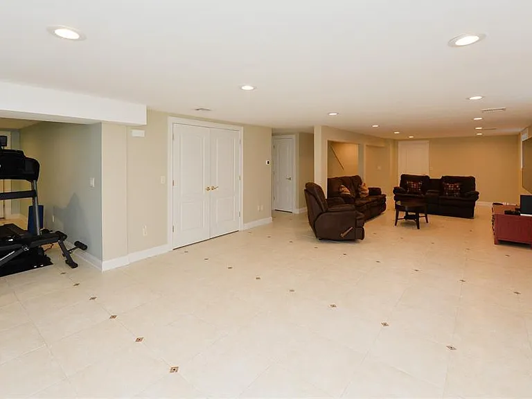 1056 Edgewood Ln — Photo 29