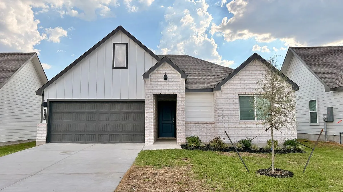 3 bed, 2.0 bath, 1263 sqft, $2,100 — Photo 1