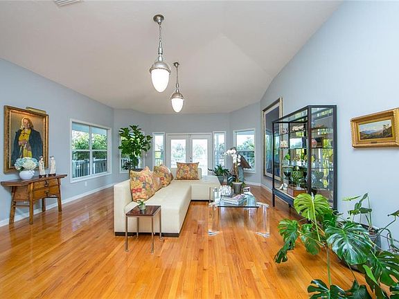 4th image of 608 Tremont St