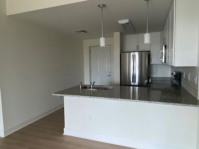 San Carlos Apartments — Photo 11