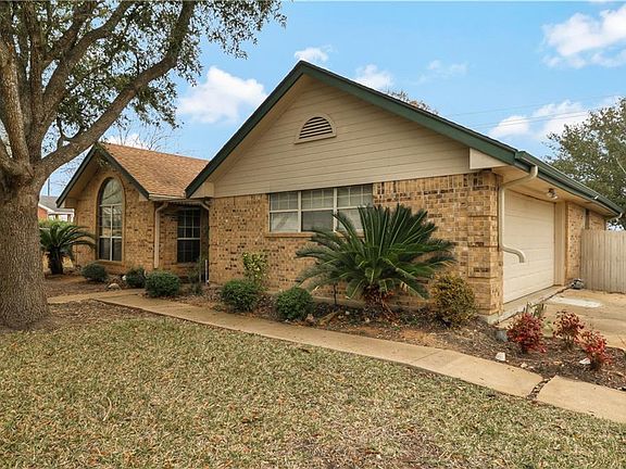 4th image of 1710 Oaklawn Dr