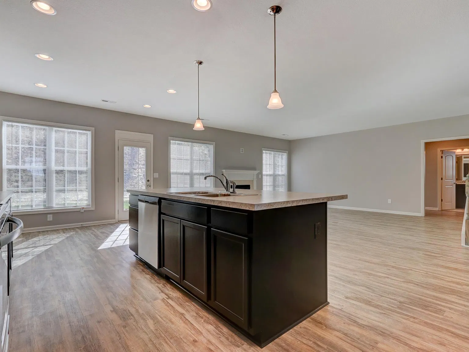 5 bed, 3403 sqft, $3,400 — Photo 4