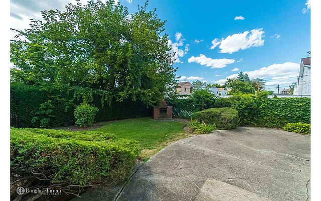 Sold by Douglas Elliman | media 4