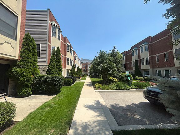 2nd image of 2340 W Adams St Unit 35