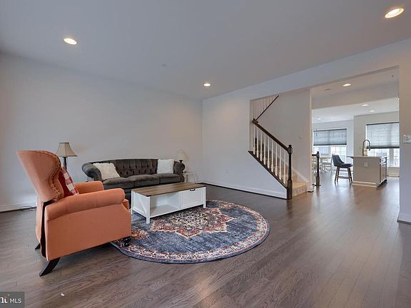 4th image of 902 Mayer Pl