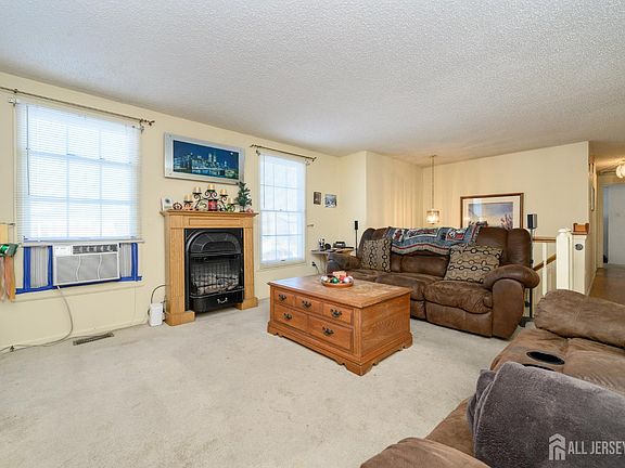 5th image of 33 Compass Ln