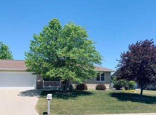 902 Ethan Allen Dr, Howards Grove, WI 53083