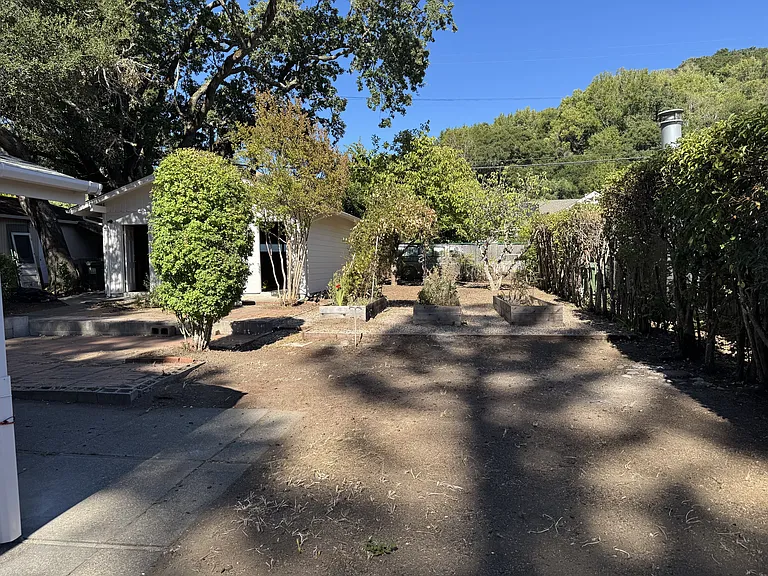 221 The Alameda — Photo 39