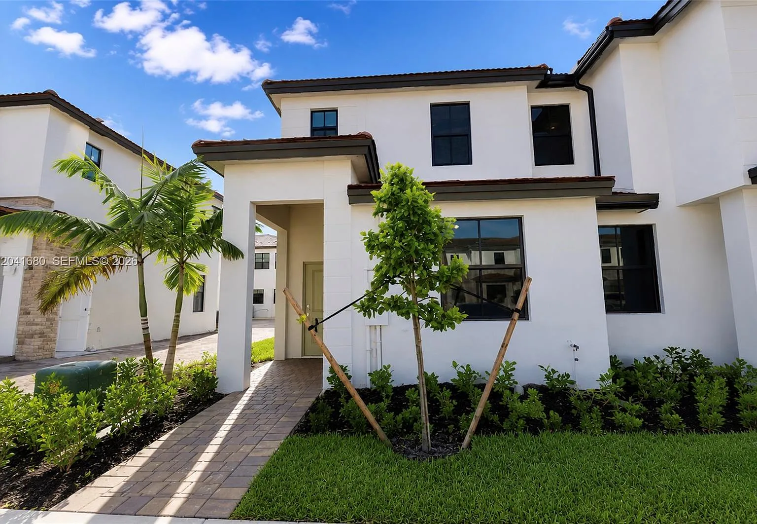 3 bed, 1328 sqft, $2,400 — Photo 1