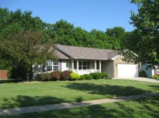 830 Tanglewood Dr, Charleston, IL