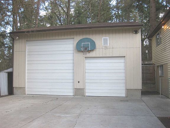 2nd image of 2027 E Southeast Blvd
