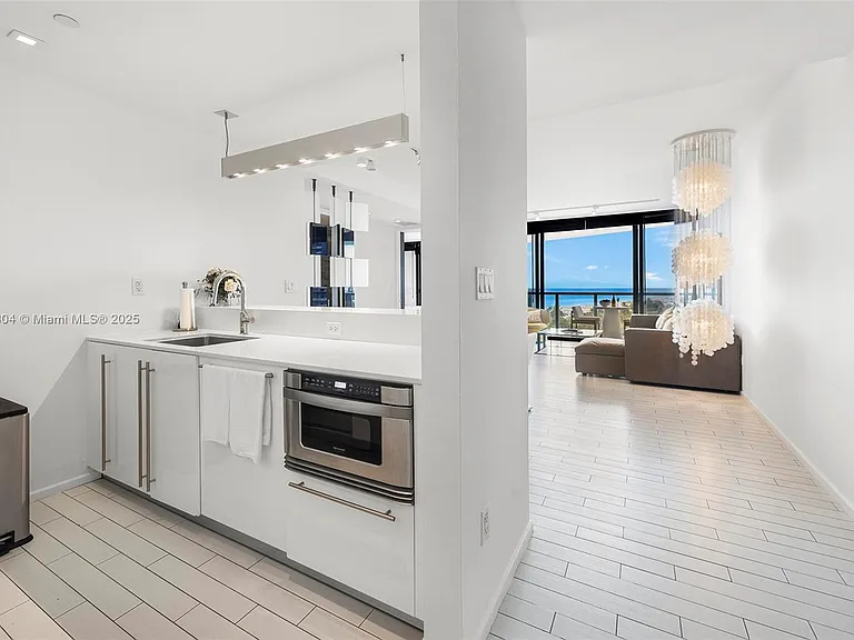 2201 Collins Ave #814 — Photo 12