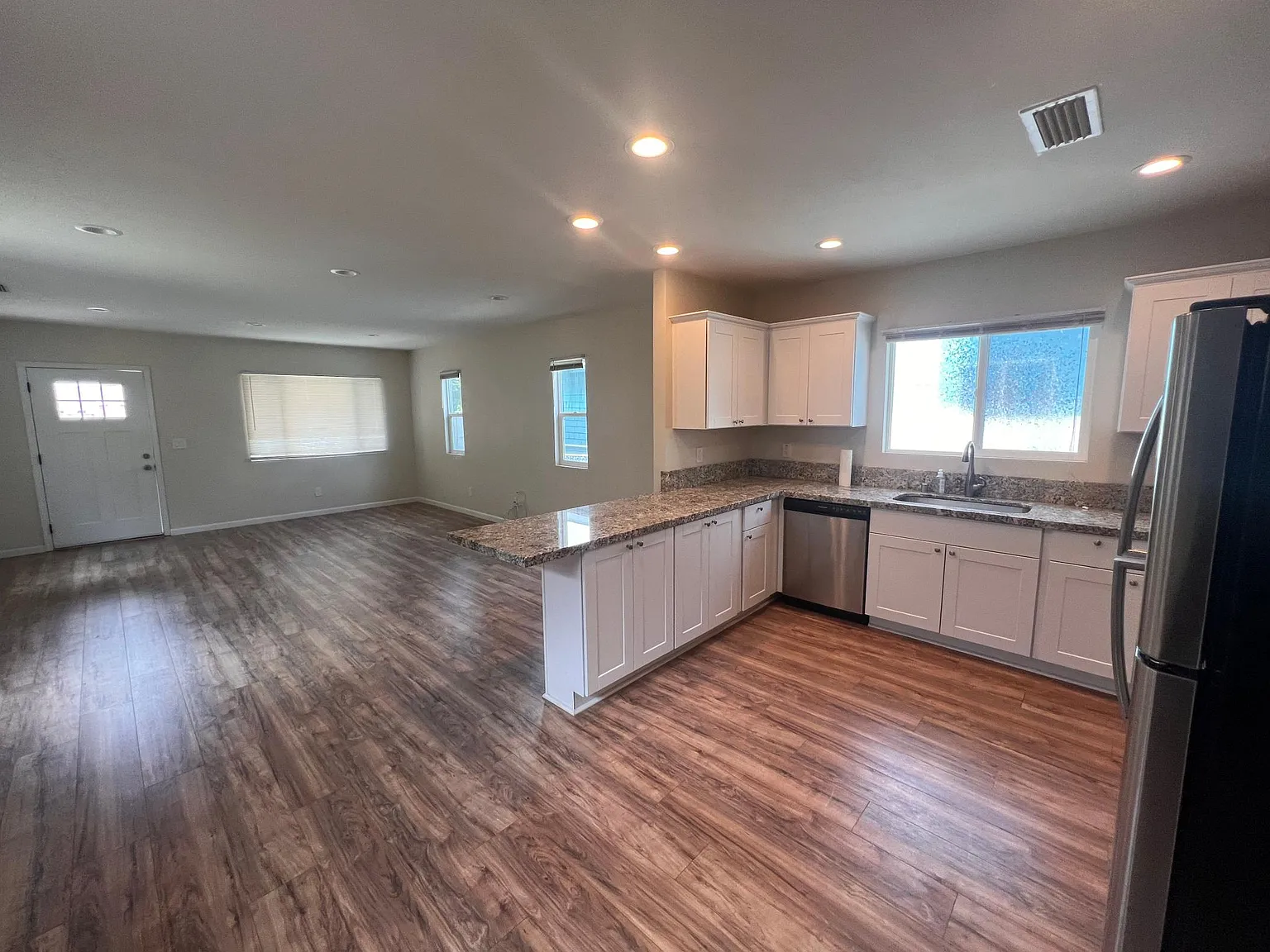 3 bed, 1400 sqft, $3,700 — Photo 4