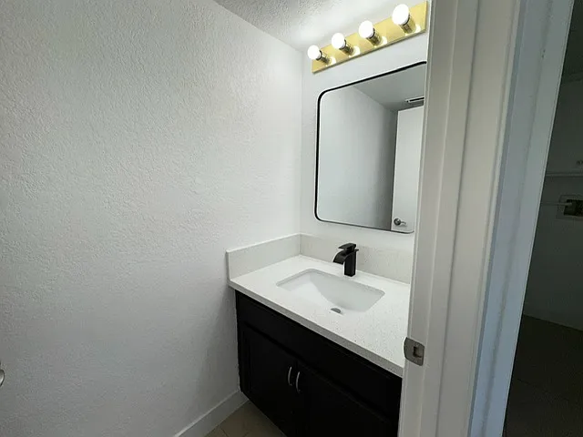 1630 Suffolk Ct — Photo 5