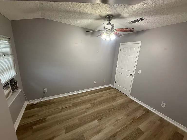 8 College St N #3 — Photo 3