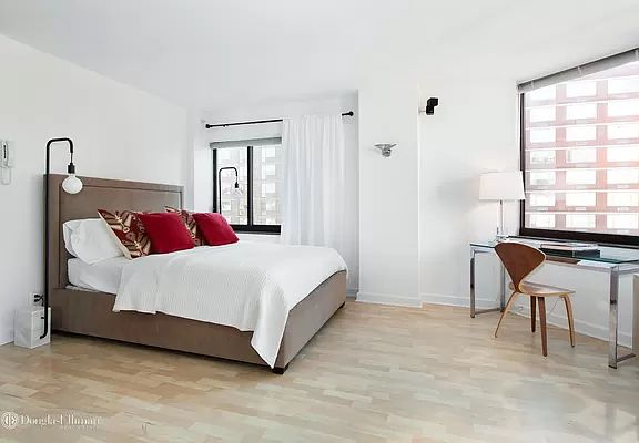 4th image of 1991 Broadway APT 19C