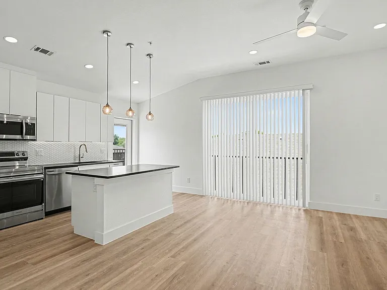 2217 N Fitzhugh Ave #303 — Photo 31