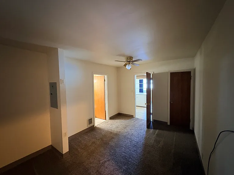 933 Vandercook Way — Photo 3