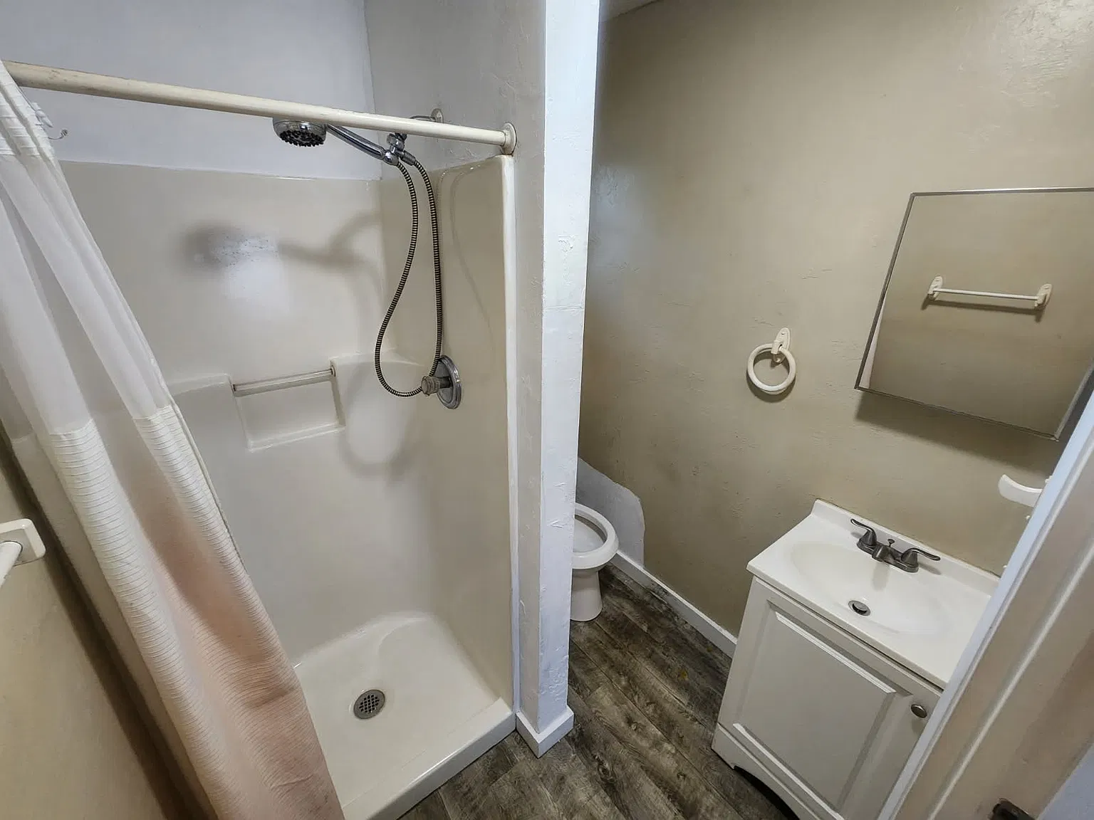 1 bed, 350 sqft, $1,100 — Photo 2