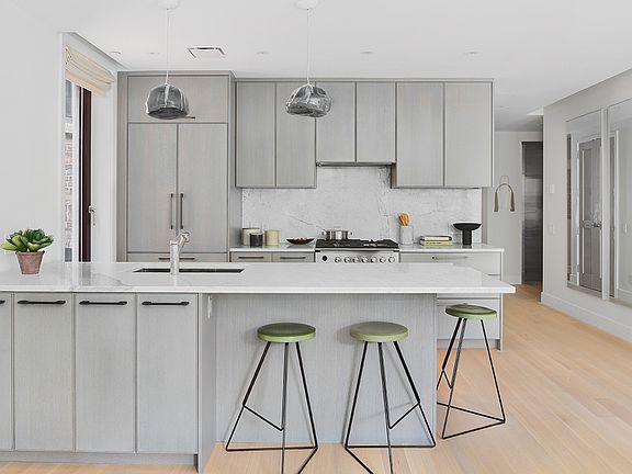 4th image of 246 W 16th St