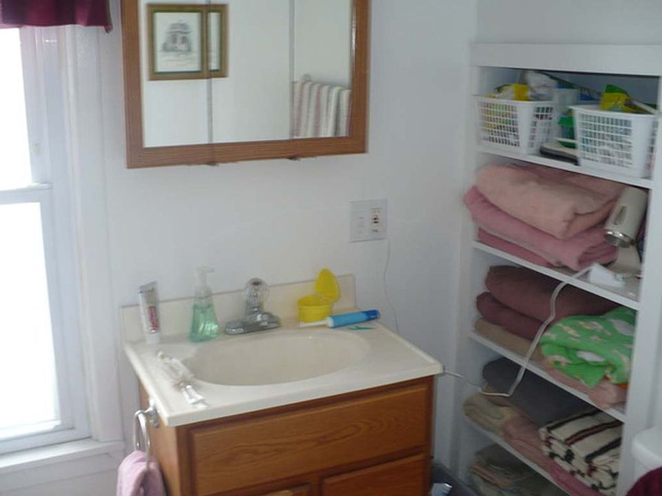 2nd image of 550 E 4th St