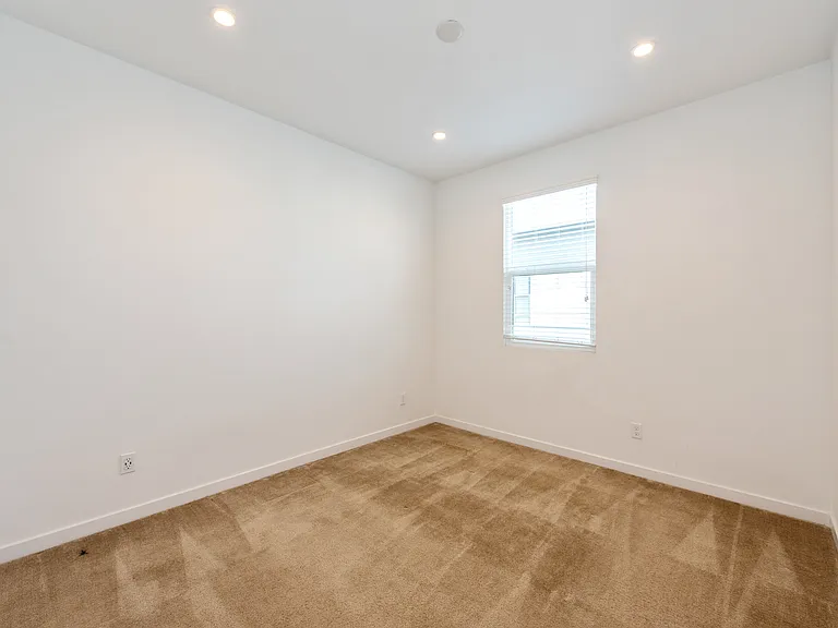 143 Schick — Photo 13