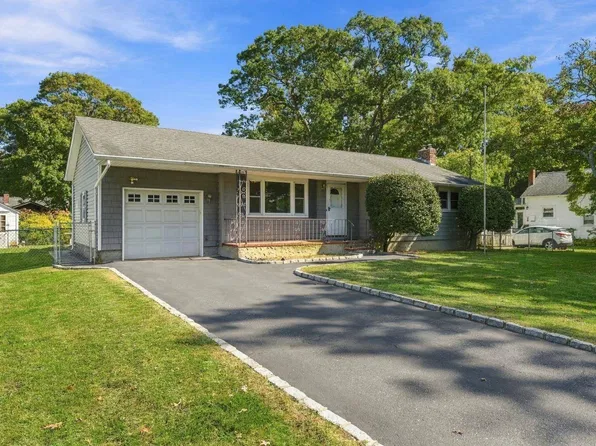 195 Beaver Dr, Mastic Beach, NY 11951