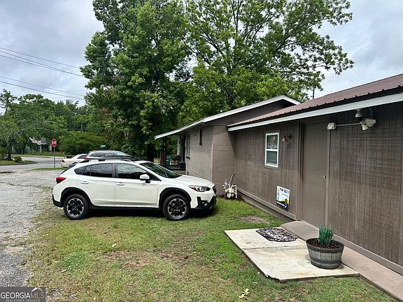 5th image of 648 Ellington Ave