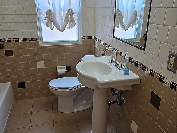 5th image of 6130 Oakman Blvd