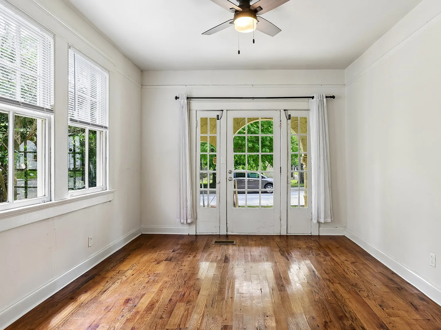 2802 Calhoun St — Photo 2