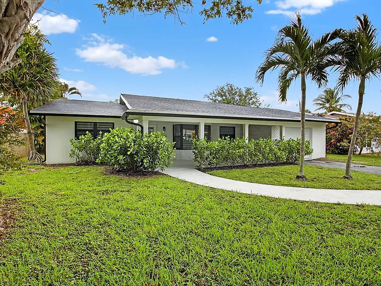 725 Heron Dr — Photo 2