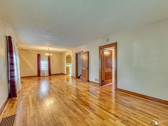4th image of 232 N Division St